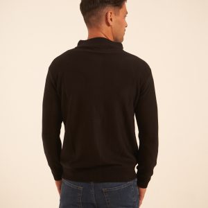 Sweater color negro medio cierre